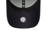 Gorra New Era negra con el logo de los New York Yankees bordado en blanco en el frente. Tiene paneles de malla en la parte trasera y cierre ajustable.