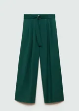 Pantalon wide leg color verde oscuro, con pinzas frontales, trabillas y cinturón integrado con hebilla circular. Cuenta con bolsillos laterales y cierre oculto.