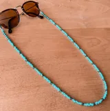 Correa para lentes de cuentas turquesas y plateadas.