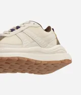 Championes de estilo jogging marca Satinato, con diseño de paneles superpuestos en material sintético y tejido respirable. Presentan suela gruesa, cierre con cordones y tirador trasero.