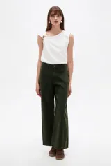 Pantalón jean color blanco, de corte ancho y tiro alto, con diseño liso y cierre frontal con botón.