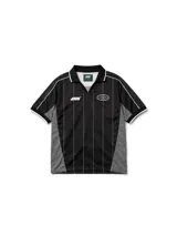 Camiseta de estilo deportivo con cuello polo, confeccionada en tejido técnico negro con finas rayas verticales blancas. Presenta paneles laterales en gris, mangas cortas con bordes en contraste y detalles gráficos estampados en el pecho.