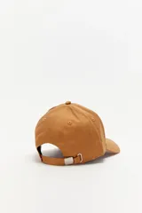 Gorra de béisbol Levi's con diseño bicolor, combinando paneles frontales en color blanco y paneles laterales y visera en color tostado. Presenta el logo de la marca bordado en el centro del frente.
