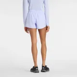Short deportivo New Balance de secado rápido con tecnología NB DRY, cintura elástica con cordón ajustable y short interior integrado. Presenta un diseño minimalista en color lila con logo reflectante en el lateral.
