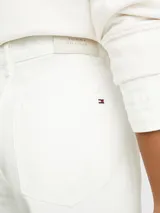 Jean blanco de corte amplio, talle alto y estilo balloon, con efecto desgastado en las rodillas y ruedo desflecado.