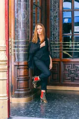 Botines de cuero con estampado animal print, con elástico lateral rojo y taco cuadrado.