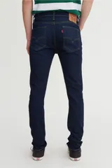 Jeans Levi's modelo 519 Extreme Skinny de corte súper ajustado desde la cadera hasta el tobillo. Confeccionados en denim de lavado oscuro con costuras en contraste y tecnología stretch para mayor comodidad.