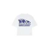 Remera blanca oversized de manga corta, con estampa frontal en color azul con diseño abstracto y tipografía corporativa.