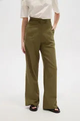 Pantalón de viscosa color verde militar, de corte ancho y tiro alto, con detalle de plisado en la cintura.