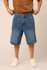 Bermuda de jean azul de corte ancho.