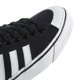 Championes Adidas modelo Nizza, de diseño clásico con capellada de lona negra, las icónicas tres tiras laterales en blanco y puntera de goma reforzada.