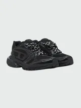 Zapatillas deportivas Diesel modelo S-Pro-V-Dense, color negro, confeccionadas en una combinación de malla y material sintético. Presentan diseño robusto con suela gruesa, cordones jaspeados en blanco y negro, y el logo de la marca integrado en el lateral.