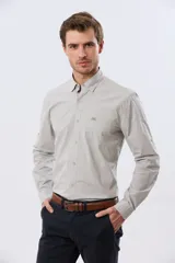 Camisa de manga larga de algodón en color gris claro con sutil diseño a cuadros, corte slim, cuello camisero y un bolsillo aplicado en el pecho con detalle bordado.