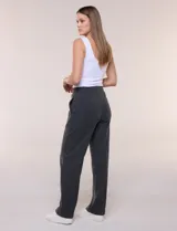 Pantalón jogger soft de tiro alto, color beige, con pierna recta y ancha, pretina elástica y bolsillos laterales.