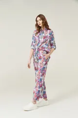 Pantalón de corte recto con estampado multicolor.