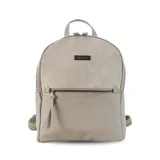 Mochila color beige con aplique de cuero sintético en la parte inferior y superior. Tiene un bolsillo frontal con cierre y un bolsillo interno. Las correas son regulables.