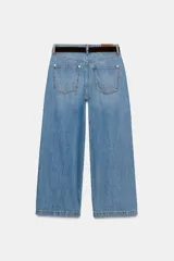 Jeans de tiro alto con pernera ancha y corte cropped. Presenta diseño de cinco bolsillos, cierre frontal con cremallera y botón, e incluye un cinturón oscuro con hebilla metálica.
