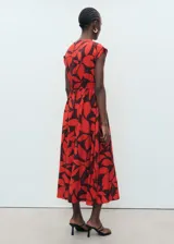 Vestido midi de manga corta con estampado de hojas en tonos rojo y marrón oscuro, cuello en V y cordón ajustable en la cintura fruncida.
