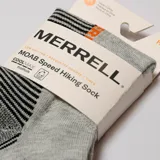 Medias cortas Merrell Moab Light No Show, color gris con detalles en negro en el talón y la puntera, y el nombre de la marca en naranja en el empeine.