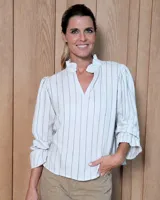 Blusa de algodón con cuello mao y escote en V, de corte holgado y mangas tres cuartos con puños elásticos fruncidos.