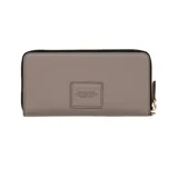 Billetera Marc Jacobs The Continental Wallet de cuero color negro, con cierre perimetral de cremallera dorada, múltiples ranuras para tarjetas y compartimento interno con cierre.
