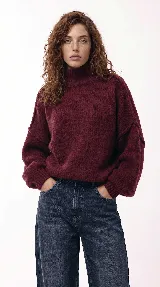 Sweater de punto grueso con cuello alto, diseño de hombros caídos y mangas amplias con puños acanalados.