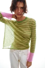 Jersey de punto fino con cuello redondo y manga larga, diseño a rayas horizontales en tonos verdes con puños en contraste de color rosado.