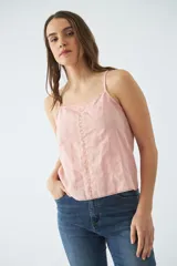 Blusa de tirantes finos ajustables, color rosado, con detalle de encaje vertical en el centro y borde inferior con terminación de puntilla.