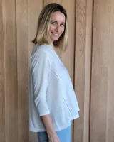 Blusa blanca de lino con escote en V y mangas 3/4.