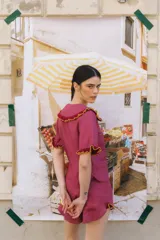 Blusa blanca de lino con botones frontales y cuello bebé. Detalles de crochet tejido a mano en mangas y cuello.