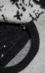 Sweater de punto con diseño abstracto tipo tie-dye o manchado en tonos gris y negro, de cuello redondo, manga larga y corte oversize. Presenta terminaciones en punto rib en cuello, puños y ruedo.