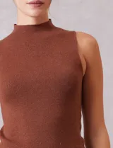 Top sin mangas color marrón con brillo, de cuello alto y corte ajustado.