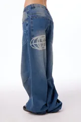 Pantalón de jean oversized de tiro bajo, color azul lavado, con grabado láser de la palabra "Blkmba" en el frente y "Worldwide" en la parte trasera.