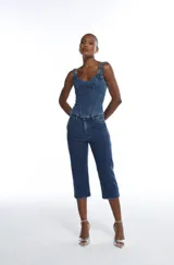 Corset de denim estructurado con escote redondeado, costuras reforzadas y diseño entallado que realza la silueta.