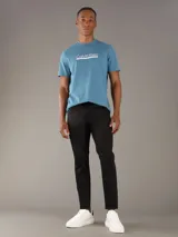 Remera de algodón de corte regular, color azul, con cuello redondo y logo de la marca estampado en el pecho.