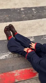 Pantalón de jean azul marino, de corte recto en la parte superior y con volados amplios en los bajos.