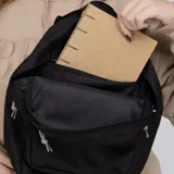 Mochila Converse modelo Go 2, color negro, con diseño funcional que incluye compartimento principal con cierre, bolsillo frontal con cierre y logo bordado de Chuck Taylor con estrella en la parte superior.