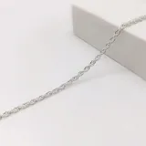 Pulsera de cadena tipo singapur fabricada en plata 925, con cierre de mosquetón.