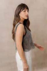 Top de red translúcido con aplicaciones de strass, sin mangas, de corte holgado y escote redondo.