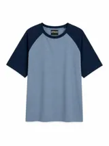 Remera estilo raglán con cuerpo en color azul claro y mangas cortas en azul marino, de corte clásico.