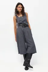 Bermuda de lino con estampado de cuadros en tonos azul marino y blanco.