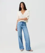Pantalón wide leg de tiro medio confeccionado en jean premium azul claro, con pretina con pasacintos, bolsillos funcionales y diseño de líneas rectas.