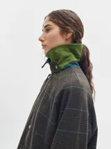 Trench oversize de lana a cuadros con cuello, puños y bolsillos de pana verde.