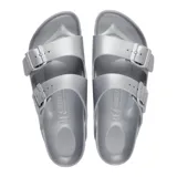 Sandalia Birkenstock modelo Arizona, confeccionada en material EVA ligero y resistente al agua. Presenta diseño de dos correas ajustables con hebillas metálicas del mismo tono y plantilla anatómica.