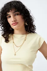 Top de manga corta color amarillo claro, con escote redondo cerrado, ajuste al cuerpo y diseño de espalda abierta.