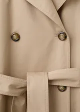 Gabardina larga color beige, de doble botonadura, con solapas amplias, mangas largas raglán, cinturón ajustable con hebilla y bolsillos laterales.