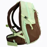 Mochila de 22 litros con diseño técnico, combinando paneles en color verde menta y marrón. Cuenta con respaldo acolchado, bolsillos laterales para botellas, cinta central tipo daisy chain y correas ajustables con silbato de emergencia.