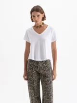 Remera de corte clásico con escote en V y mangas cortas, confeccionada en tejido de punto con mezcla de algodón y lino.