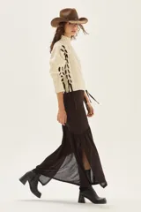 Polera de tejido de punto con diseño de ochos y detalles de tientos en contratono en las mangas. Presenta cuello alto y corte cropped.