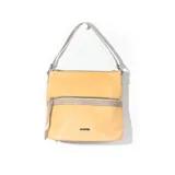 Cartera bandolera color mostaza de cuero sintético, con correa larga regulable y dos bolsillos frontales con cierre.